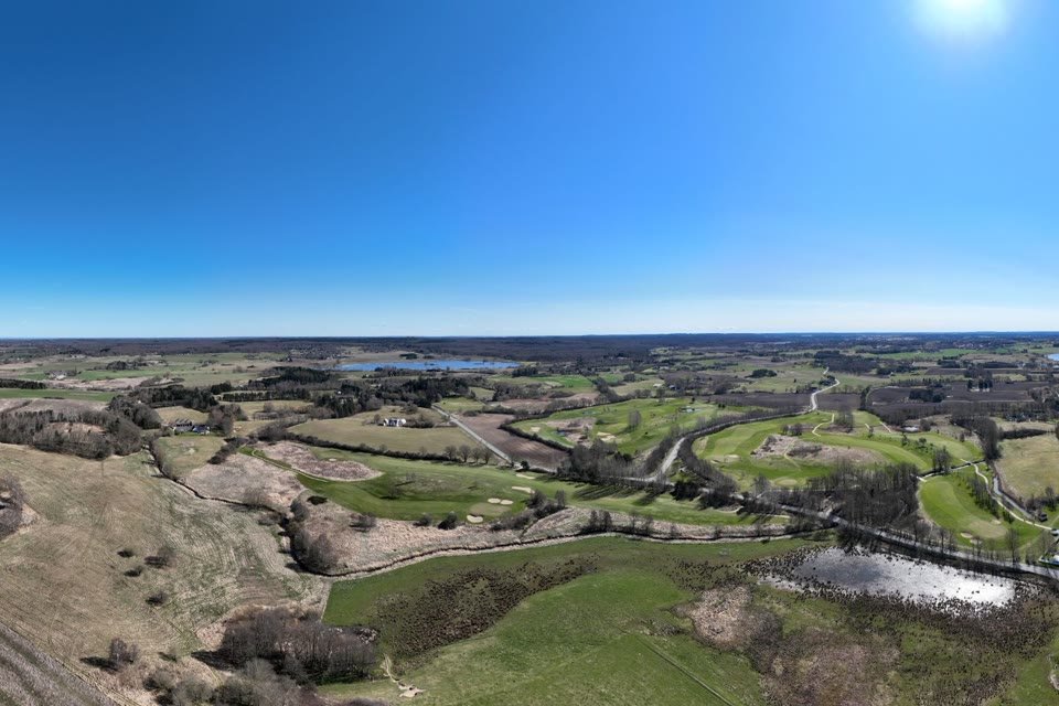 Luftfoto af landskab og golfbane i Gribskov