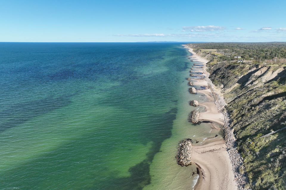 Luftfoto af kystlinje og klint i Gribskov