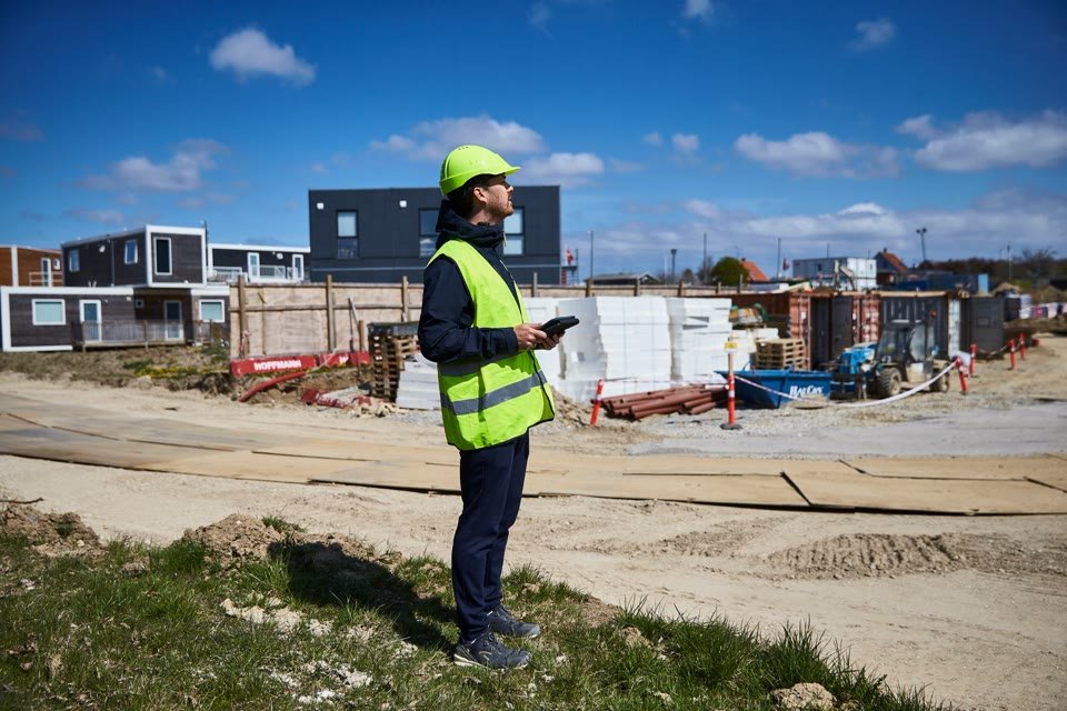 Byggesagsbehandler på byggeplads i Gribskov