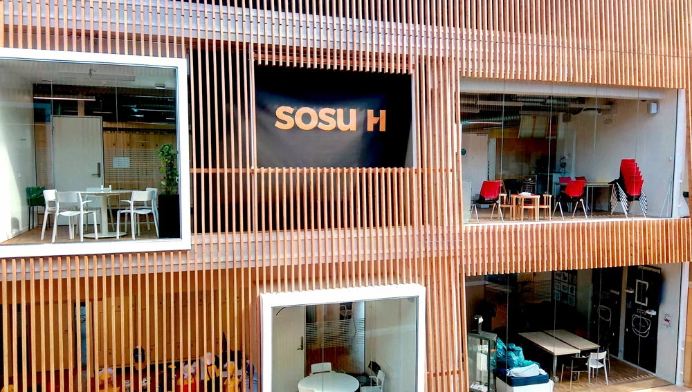 SOSU H's facade med kobberlameller og skolens sort-orange skilt